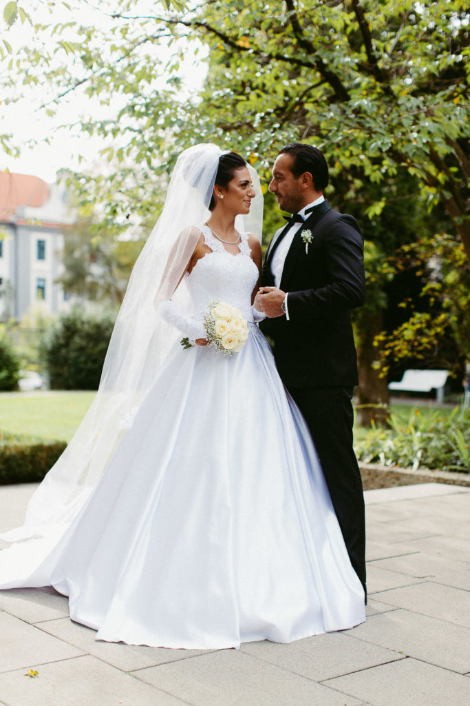 hochzeitsfotograf-kerim-kivrak-augsburg-hochzeitslocation-hofgarten-dom-altstadt-destination-wedding-photographer-trauung-standesamt-münchen-hochzeitsfotoalbum-hochzeitsdeko-0038