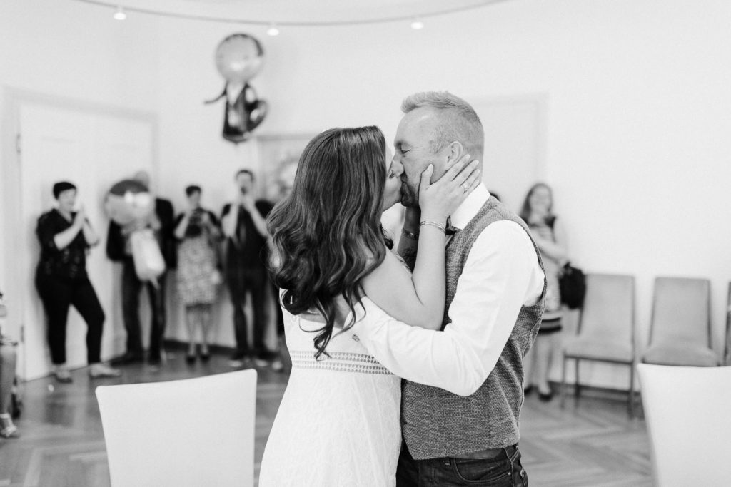 hochzeitsfotograf-kerim-kivrak-augsburg-hochzeitslocation-kräutergarten-herkulesbrunnen-destination-wedding-photographer-trauung-standesamt-münchen-hochzeitsfotoalbum-hochzeitsdeko-44