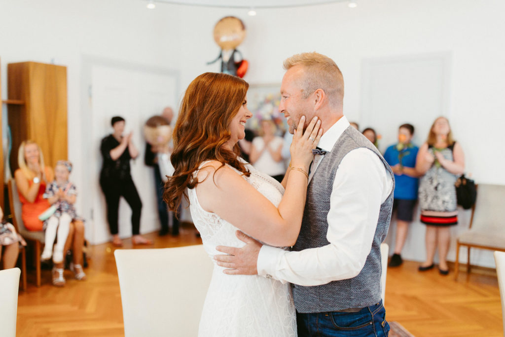 hochzeitsfotograf-kerim-kivrak-augsburg-hochzeitslocation-kräutergarten-herkulesbrunnen-destination-wedding-photographer-trauung-standesamt-münchen-hochzeitsfotoalbum-hochzeitsdeko-45