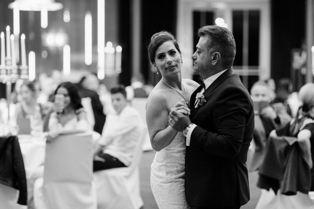 hochzeitsfotograf-kerim-kivrak-augsburg-hochzeitslocation-kurhaus-parktheater-drei-mohren-steigenberger-trauung-standesamt-münchen-hochzeitsfotoalbum-hochzeitsdeko-0123