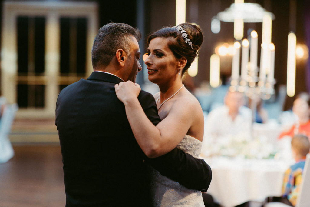 hochzeitsfotograf-kerim-kivrak-augsburg-hochzeitslocation-kurhaus-parktheater-drei-mohren-steigenberger-trauung-standesamt-münchen-hochzeitsfotoalbum-hochzeitsdeko-0124