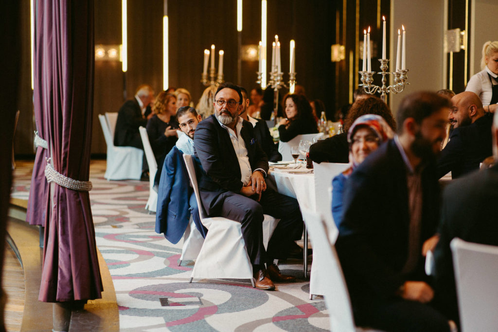 hochzeitsfotograf-kerim-kivrak-augsburg-hochzeitslocation-kurhaus-parktheater-drei-mohren-steigenberger-trauung-standesamt-münchen-hochzeitsfotoalbum-hochzeitsdeko-0128