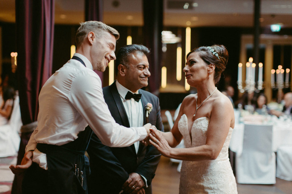 hochzeitsfotograf-kerim-kivrak-augsburg-hochzeitslocation-kurhaus-parktheater-drei-mohren-steigenberger-trauung-standesamt-münchen-hochzeitsfotoalbum-hochzeitsdeko-0137