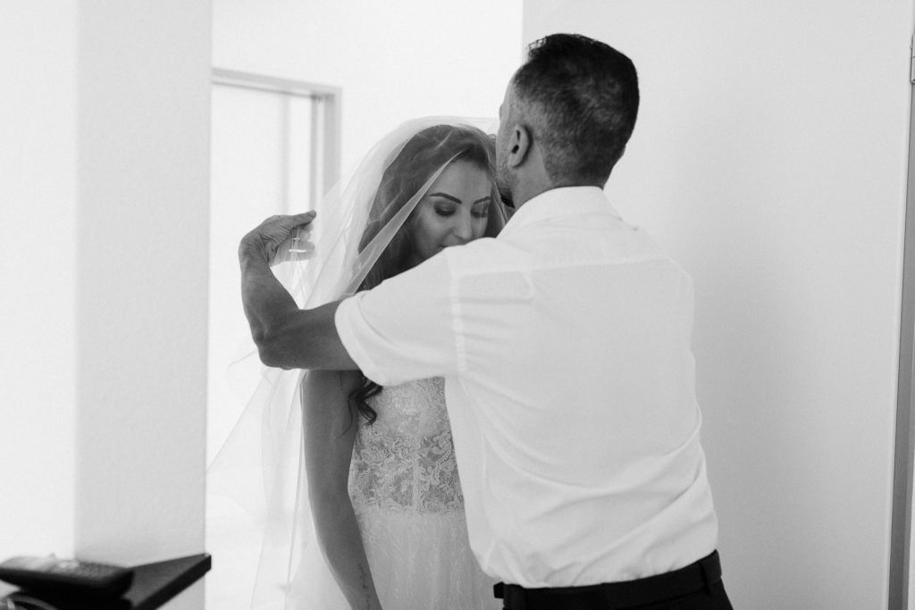 hochzeitsfotograf-kerim-kivrak-basel-hochzeitslocation-salmegg-haus-schweiz-rheinfelden-destination-wedding-photographer-trauung-standesamt-münchen-hochzeitsfotoalbum-hochzeitsdeko-0053