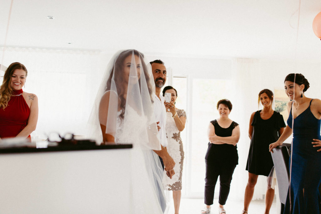 hochzeitsfotograf-kerim-kivrak-basel-hochzeitslocation-salmegg-haus-schweiz-rheinfelden-destination-wedding-photographer-trauung-standesamt-münchen-hochzeitsfotoalbum-hochzeitsdeko-0054