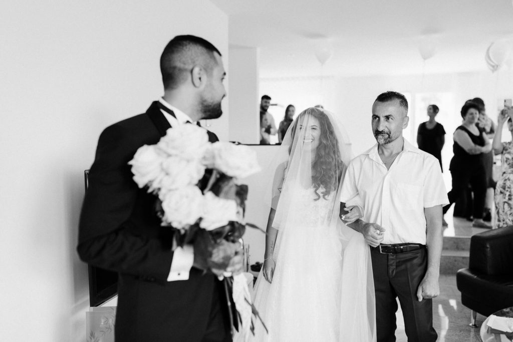 hochzeitsfotograf-kerim-kivrak-basel-hochzeitslocation-salmegg-haus-schweiz-rheinfelden-destination-wedding-photographer-trauung-standesamt-münchen-hochzeitsfotoalbum-hochzeitsdeko-0057