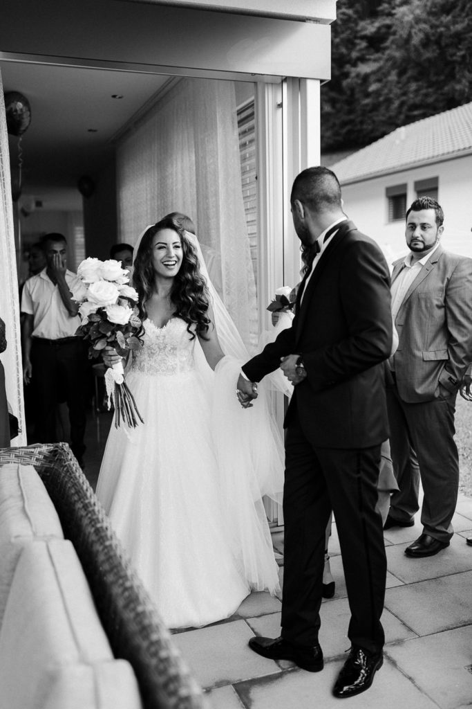 hochzeitsfotograf-kerim-kivrak-basel-hochzeitslocation-salmegg-haus-schweiz-rheinfelden-destination-wedding-photographer-trauung-standesamt-münchen-hochzeitsfotoalbum-hochzeitsdeko-0065