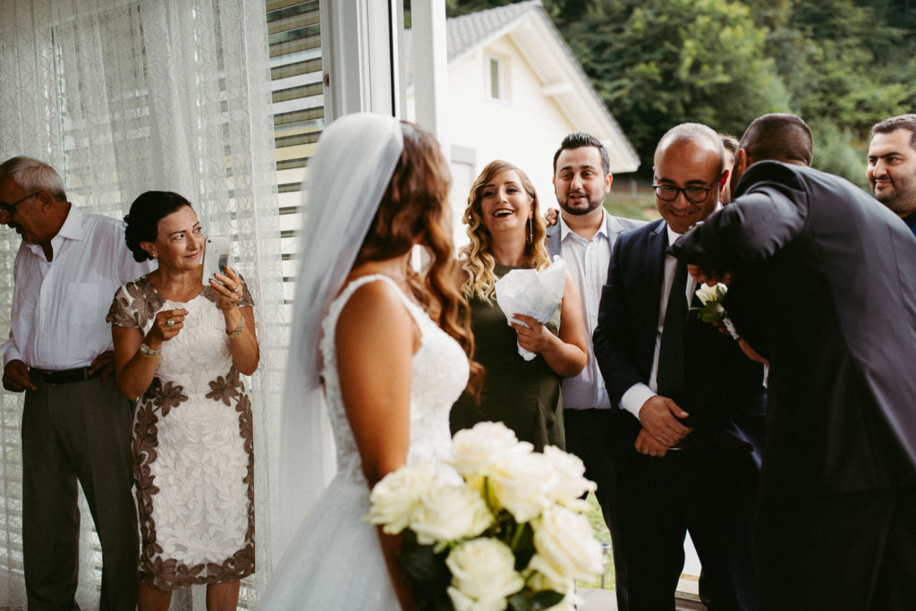 hochzeitsfotograf-kerim-kivrak-basel-hochzeitslocation-salmegg-haus-schweiz-rheinfelden-destination-wedding-photographer-trauung-standesamt-münchen-hochzeitsfotoalbum-hochzeitsdeko-0066