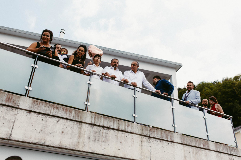 hochzeitsfotograf-kerim-kivrak-basel-hochzeitslocation-salmegg-haus-schweiz-rheinfelden-destination-wedding-photographer-trauung-standesamt-münchen-hochzeitsfotoalbum-hochzeitsdeko-0069