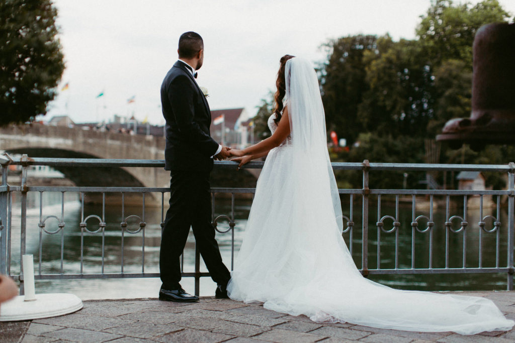 hochzeitsfotograf-kerim-kivrak-basel-hochzeitslocation-salmegg-haus-schweiz-rheinfelden-destination-wedding-photographer-trauung-standesamt-münchen-hochzeitsfotoalbum-hochzeitsdeko-0144