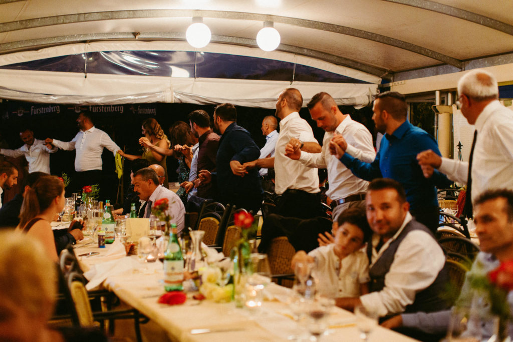 hochzeitsfotograf-kerim-kivrak-basel-hochzeitslocation-salmegg-haus-schweiz-rheinfelden-destination-wedding-photographer-trauung-standesamt-münchen-hochzeitsfotoalbum-hochzeitsdeko-0162