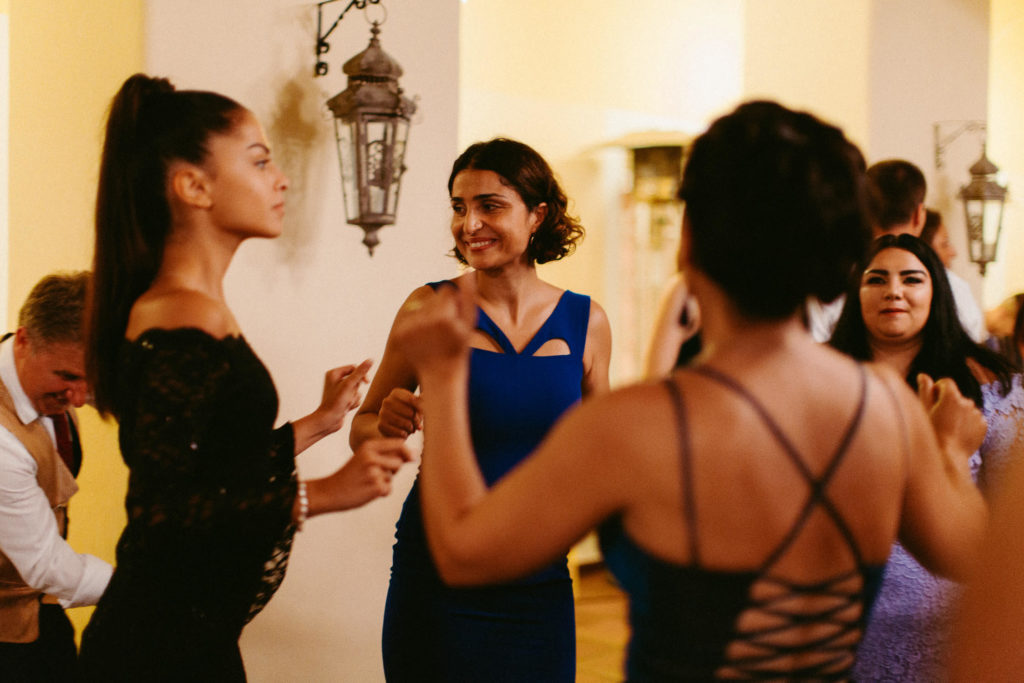 hochzeitsfotograf-kerim-kivrak-basel-hochzeitslocation-salmegg-haus-schweiz-rheinfelden-destination-wedding-photographer-trauung-standesamt-münchen-hochzeitsfotoalbum-hochzeitsdeko-0198