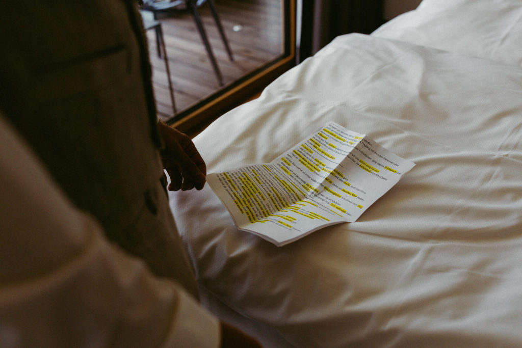 hochzeitsfotograf-kerim-kivrak-scheunenhochzeit-balzhausen-hochzeitslocation-lenderstuben-boho-destination-wedding-photographer-trauung-standesamt-hochzeitsfotoalbum-hochzeitsdeko-0002