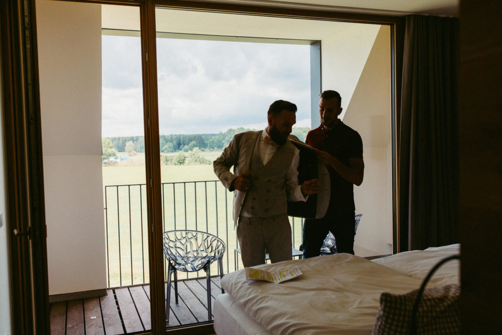 hochzeitsfotograf-kerim-kivrak-scheunenhochzeit-balzhausen-hochzeitslocation-lenderstuben-boho-destination-wedding-photographer-trauung-standesamt-hochzeitsfotoalbum-hochzeitsdeko-0003