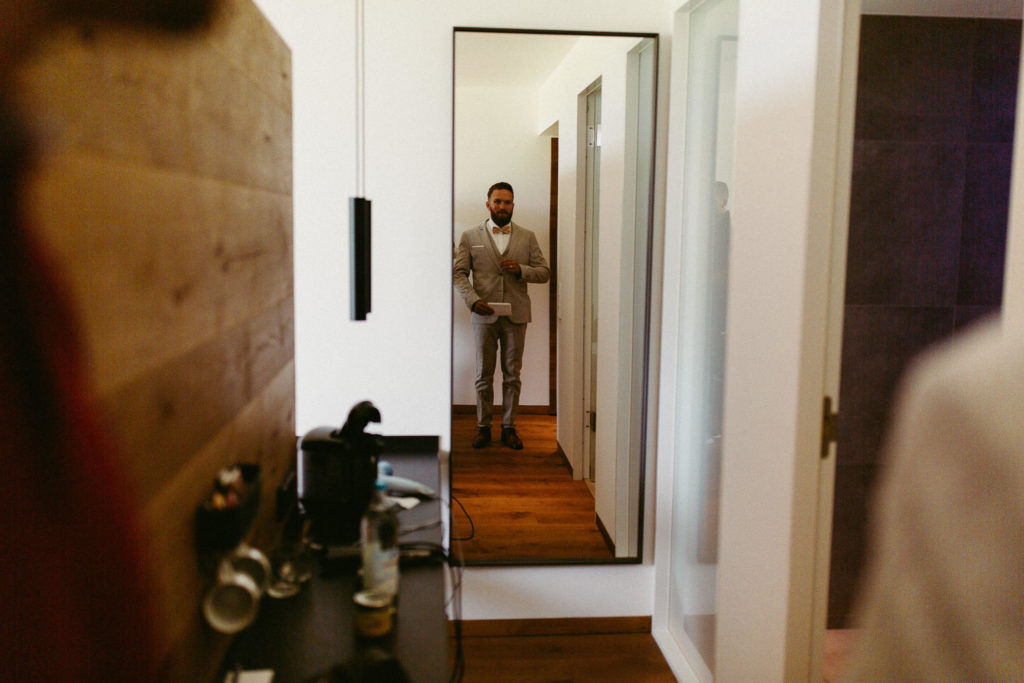 hochzeitsfotograf-kerim-kivrak-scheunenhochzeit-balzhausen-hochzeitslocation-lenderstuben-boho-destination-wedding-photographer-trauung-standesamt-hochzeitsfotoalbum-hochzeitsdeko-0004