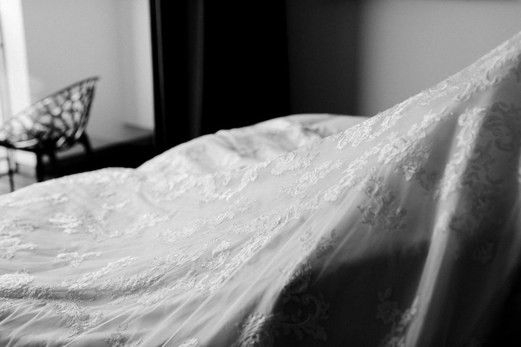 hochzeitsfotograf-kerim-kivrak-scheunenhochzeit-balzhausen-hochzeitslocation-lenderstuben-boho-destination-wedding-photographer-trauung-standesamt-hochzeitsfotoalbum-hochzeitsdeko-0009