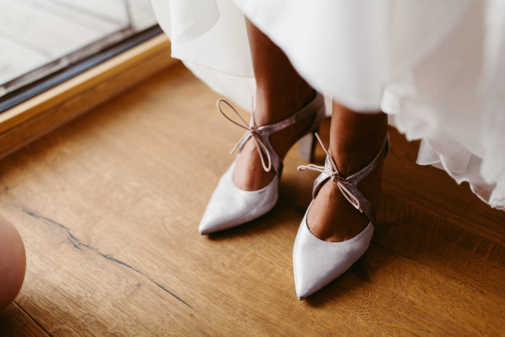 hochzeitsfotograf-kerim-kivrak-scheunenhochzeit-balzhausen-hochzeitslocation-lenderstuben-boho-destination-wedding-photographer-trauung-standesamt-hochzeitsfotoalbum-hochzeitsdeko-0016