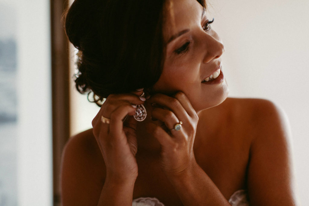 hochzeitsfotograf-kerim-kivrak-scheunenhochzeit-balzhausen-hochzeitslocation-lenderstuben-boho-destination-wedding-photographer-trauung-standesamt-hochzeitsfotoalbum-hochzeitsdeko-0017