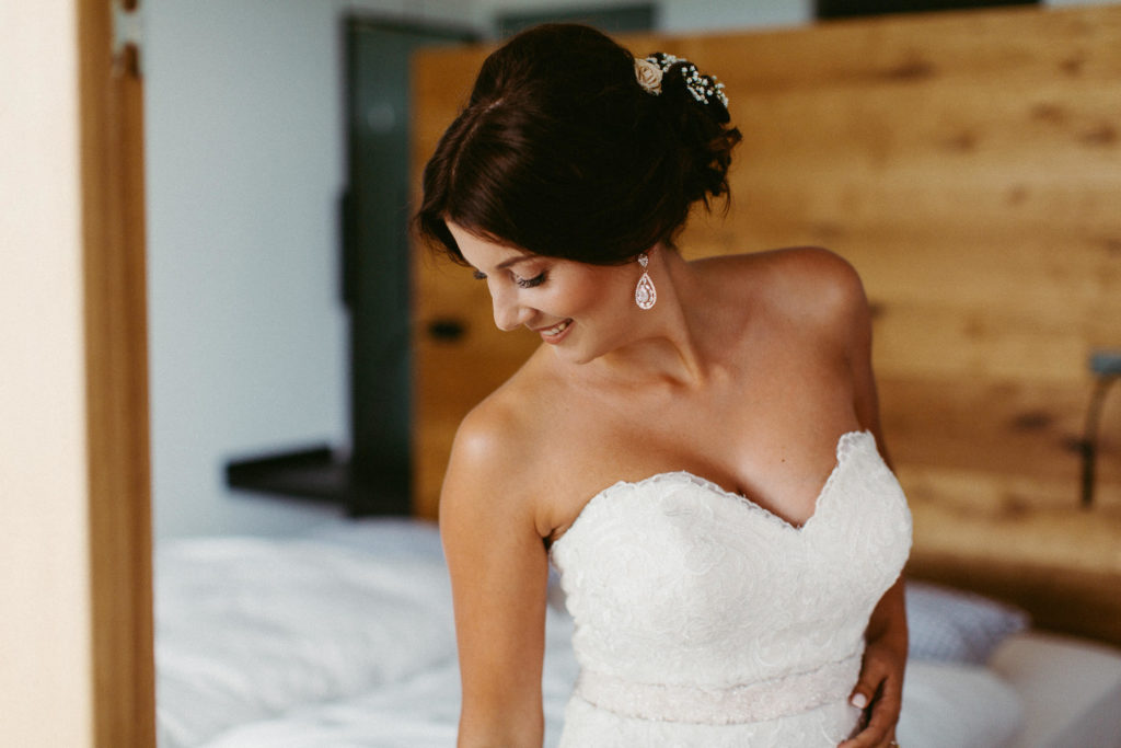 hochzeitsfotograf-kerim-kivrak-scheunenhochzeit-balzhausen-hochzeitslocation-lenderstuben-boho-destination-wedding-photographer-trauung-standesamt-hochzeitsfotoalbum-hochzeitsdeko-0018