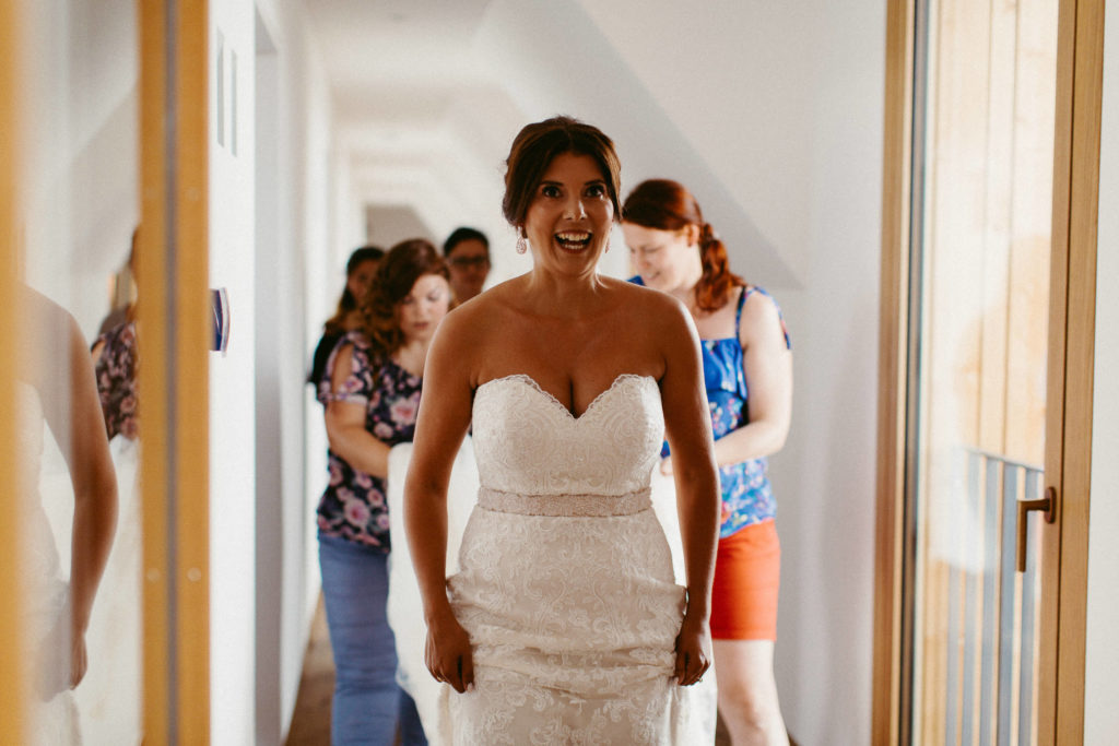 hochzeitsfotograf-kerim-kivrak-scheunenhochzeit-balzhausen-hochzeitslocation-lenderstuben-boho-destination-wedding-photographer-trauung-standesamt-hochzeitsfotoalbum-hochzeitsdeko-0019