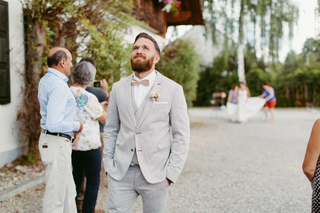 hochzeitsfotograf-kerim-kivrak-scheunenhochzeit-balzhausen-hochzeitslocation-lenderstuben-boho-destination-wedding-photographer-trauung-standesamt-hochzeitsfotoalbum-hochzeitsdeko-0021