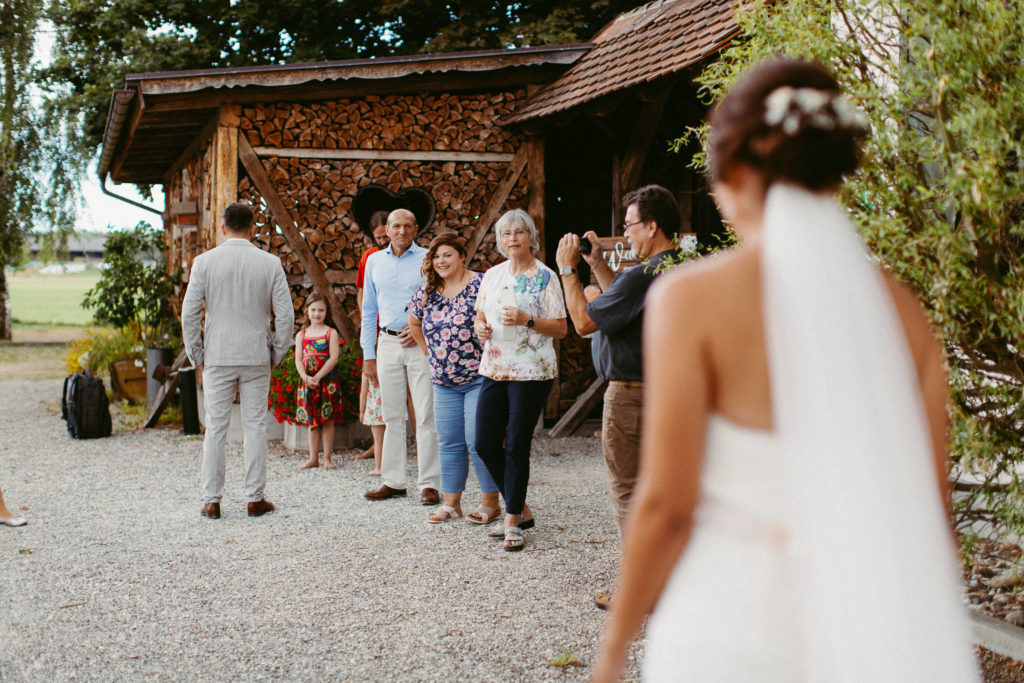 hochzeitsfotograf-kerim-kivrak-scheunenhochzeit-balzhausen-hochzeitslocation-lenderstuben-boho-destination-wedding-photographer-trauung-standesamt-hochzeitsfotoalbum-hochzeitsdeko-0023
