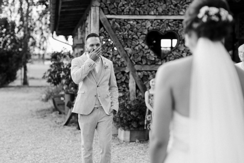 hochzeitsfotograf-kerim-kivrak-scheunenhochzeit-balzhausen-hochzeitslocation-lenderstuben-boho-destination-wedding-photographer-trauung-standesamt-hochzeitsfotoalbum-hochzeitsdeko-0024