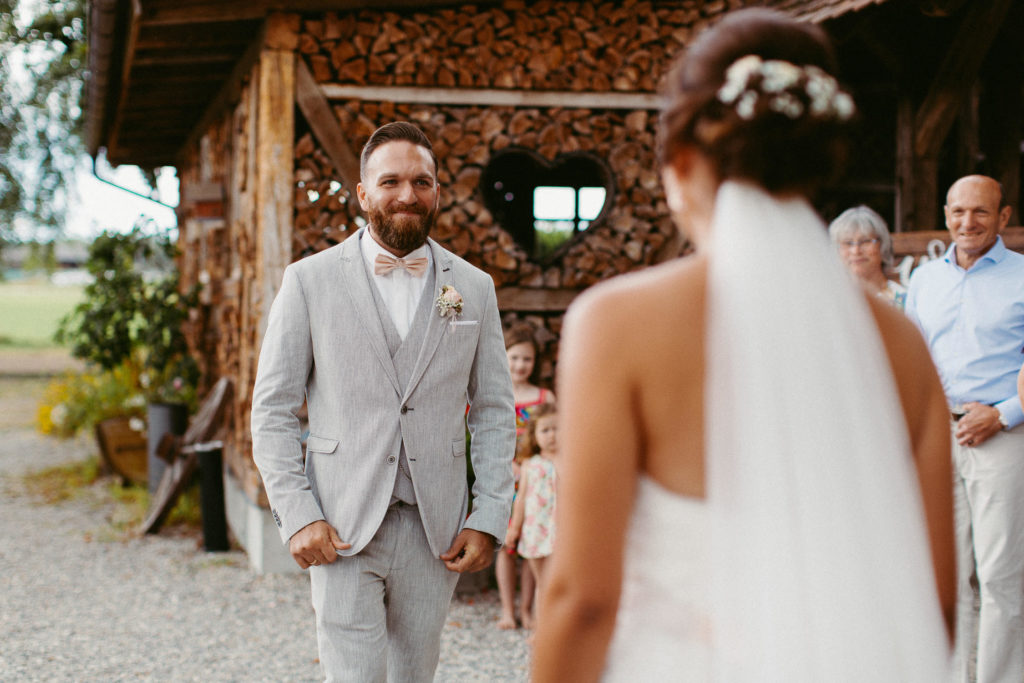 hochzeitsfotograf-kerim-kivrak-scheunenhochzeit-balzhausen-hochzeitslocation-lenderstuben-boho-destination-wedding-photographer-trauung-standesamt-hochzeitsfotoalbum-hochzeitsdeko-0025