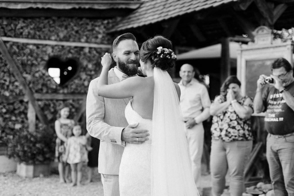 hochzeitsfotograf-kerim-kivrak-scheunenhochzeit-balzhausen-hochzeitslocation-lenderstuben-boho-destination-wedding-photographer-trauung-standesamt-hochzeitsfotoalbum-hochzeitsdeko-0026