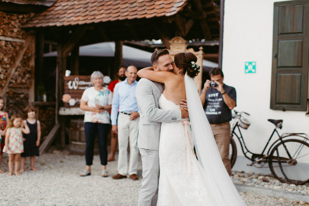 hochzeitsfotograf-kerim-kivrak-scheunenhochzeit-balzhausen-hochzeitslocation-lenderstuben-boho-destination-wedding-photographer-trauung-standesamt-hochzeitsfotoalbum-hochzeitsdeko-0027