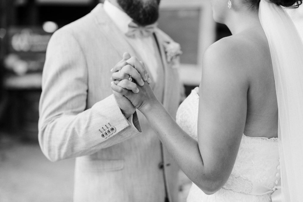 hochzeitsfotograf-kerim-kivrak-scheunenhochzeit-balzhausen-hochzeitslocation-lenderstuben-boho-destination-wedding-photographer-trauung-standesamt-hochzeitsfotoalbum-hochzeitsdeko-0028