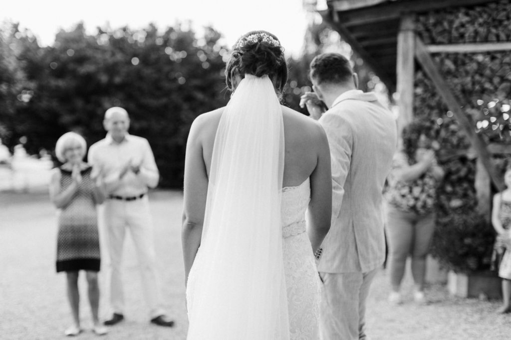 hochzeitsfotograf-kerim-kivrak-scheunenhochzeit-balzhausen-hochzeitslocation-lenderstuben-boho-destination-wedding-photographer-trauung-standesamt-hochzeitsfotoalbum-hochzeitsdeko-0030