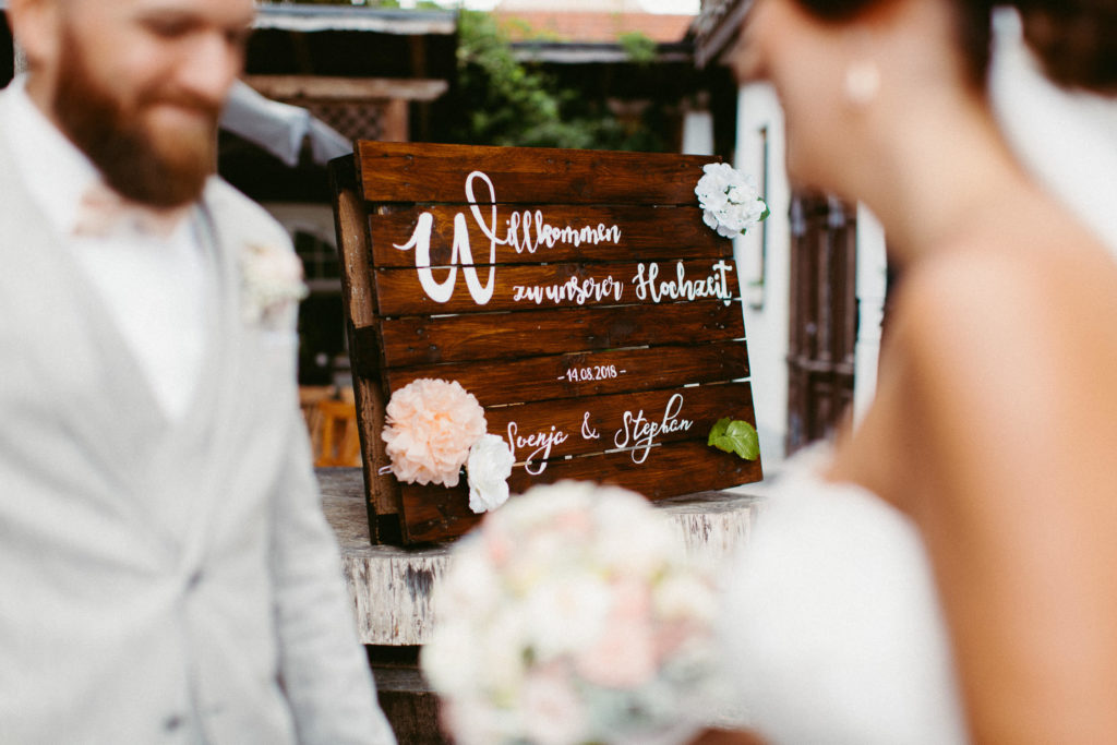 hochzeitsfotograf-kerim-kivrak-scheunenhochzeit-balzhausen-hochzeitslocation-lenderstuben-boho-destination-wedding-photographer-trauung-standesamt-hochzeitsfotoalbum-hochzeitsdeko-0033