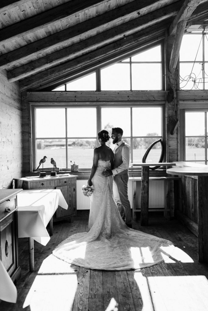 hochzeitsfotograf-kerim-kivrak-scheunenhochzeit-balzhausen-hochzeitslocation-lenderstuben-boho-destination-wedding-photographer-trauung-standesamt-hochzeitsfotoalbum-hochzeitsdeko-0035