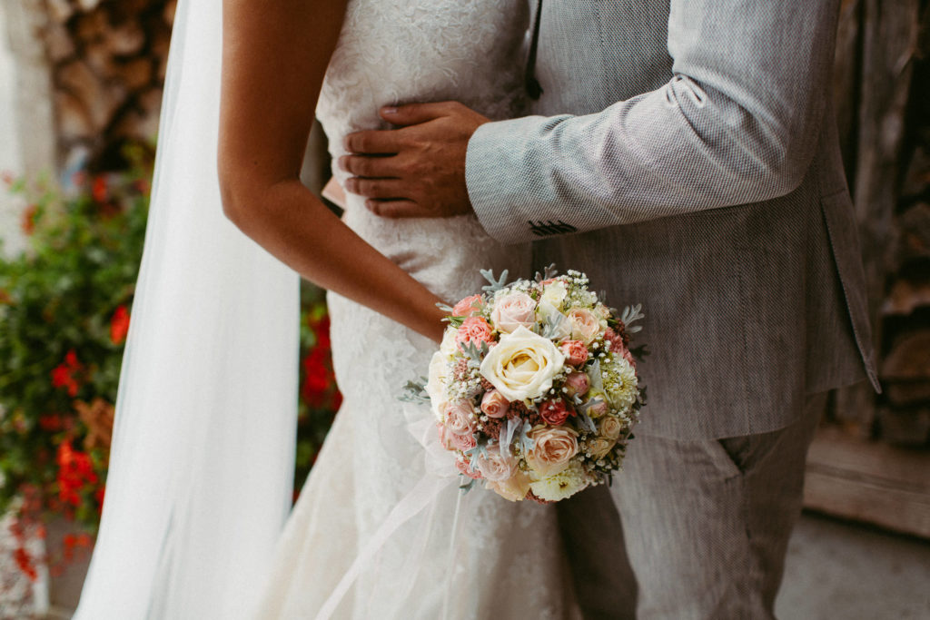 hochzeitsfotograf-kerim-kivrak-scheunenhochzeit-balzhausen-hochzeitslocation-lenderstuben-boho-destination-wedding-photographer-trauung-standesamt-hochzeitsfotoalbum-hochzeitsdeko-0038