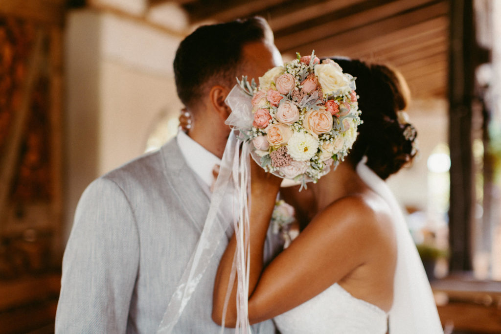 hochzeitsfotograf-kerim-kivrak-scheunenhochzeit-balzhausen-hochzeitslocation-lenderstuben-boho-destination-wedding-photographer-trauung-standesamt-hochzeitsfotoalbum-hochzeitsdeko-0042