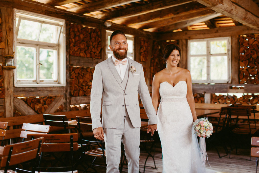 hochzeitsfotograf-kerim-kivrak-scheunenhochzeit-balzhausen-hochzeitslocation-lenderstuben-boho-destination-wedding-photographer-trauung-standesamt-hochzeitsfotoalbum-hochzeitsdeko-0043