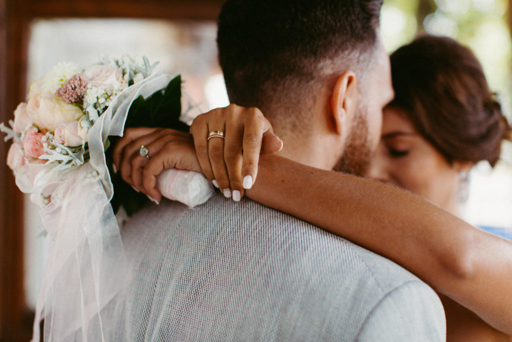 hochzeitsfotograf-kerim-kivrak-scheunenhochzeit-balzhausen-hochzeitslocation-lenderstuben-boho-destination-wedding-photographer-trauung-standesamt-hochzeitsfotoalbum-hochzeitsdeko-0044