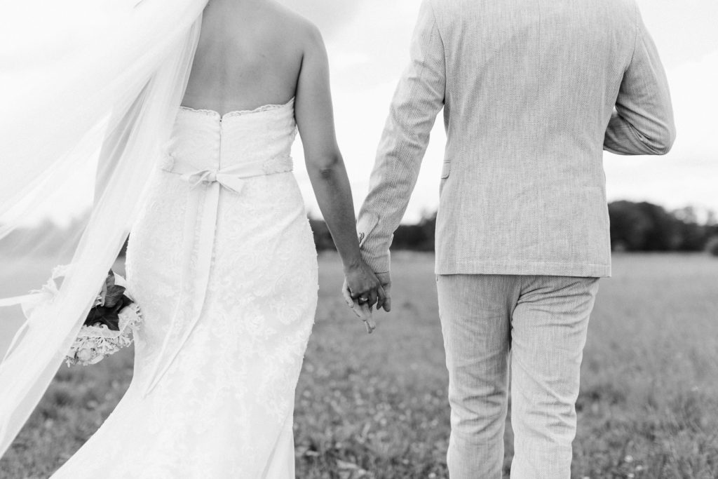 hochzeitsfotograf-kerim-kivrak-scheunenhochzeit-balzhausen-hochzeitslocation-lenderstuben-boho-destination-wedding-photographer-trauung-standesamt-hochzeitsfotoalbum-hochzeitsdeko-0045