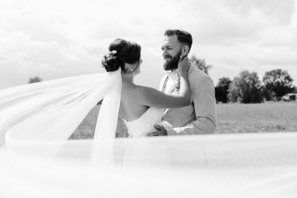 hochzeitsfotograf-kerim-kivrak-scheunenhochzeit-balzhausen-hochzeitslocation-lenderstuben-boho-destination-wedding-photographer-trauung-standesamt-hochzeitsfotoalbum-hochzeitsdeko-0047