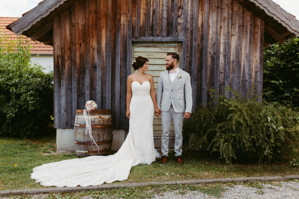 hochzeitsfotograf-kerim-kivrak-scheunenhochzeit-balzhausen-hochzeitslocation-lenderstuben-boho-destination-wedding-photographer-trauung-standesamt-hochzeitsfotoalbum-hochzeitsdeko-0049