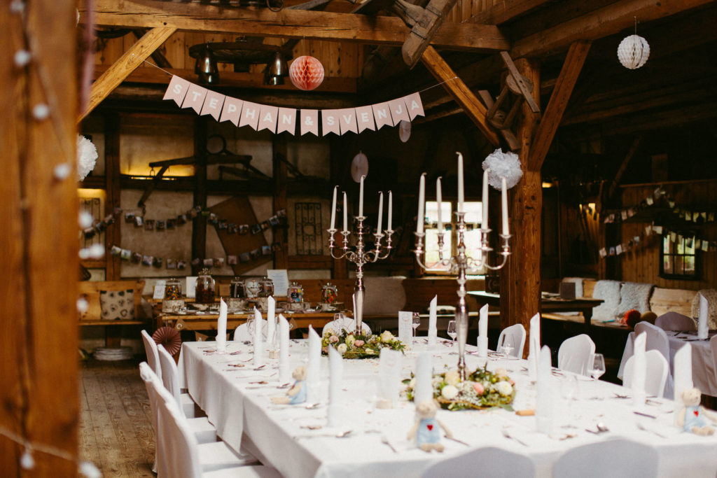 hochzeitsfotograf-kerim-kivrak-scheunenhochzeit-balzhausen-hochzeitslocation-lenderstuben-boho-destination-wedding-photographer-trauung-standesamt-hochzeitsfotoalbum-hochzeitsdeko-0055