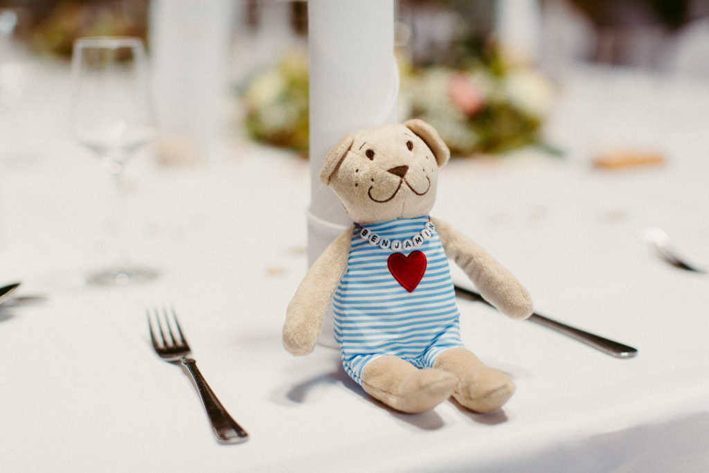 hochzeitsfotograf-kerim-kivrak-scheunenhochzeit-balzhausen-hochzeitslocation-lenderstuben-boho-destination-wedding-photographer-trauung-standesamt-hochzeitsfotoalbum-hochzeitsdeko-0056