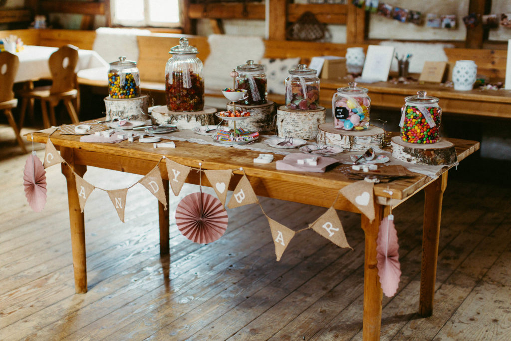 hochzeitsfotograf-kerim-kivrak-scheunenhochzeit-balzhausen-hochzeitslocation-lenderstuben-boho-destination-wedding-photographer-trauung-standesamt-hochzeitsfotoalbum-hochzeitsdeko-0058