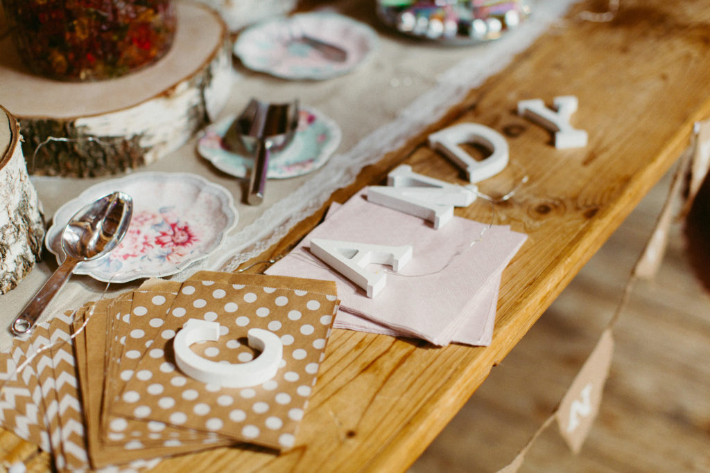 hochzeitsfotograf-kerim-kivrak-scheunenhochzeit-balzhausen-hochzeitslocation-lenderstuben-boho-destination-wedding-photographer-trauung-standesamt-hochzeitsfotoalbum-hochzeitsdeko-0059