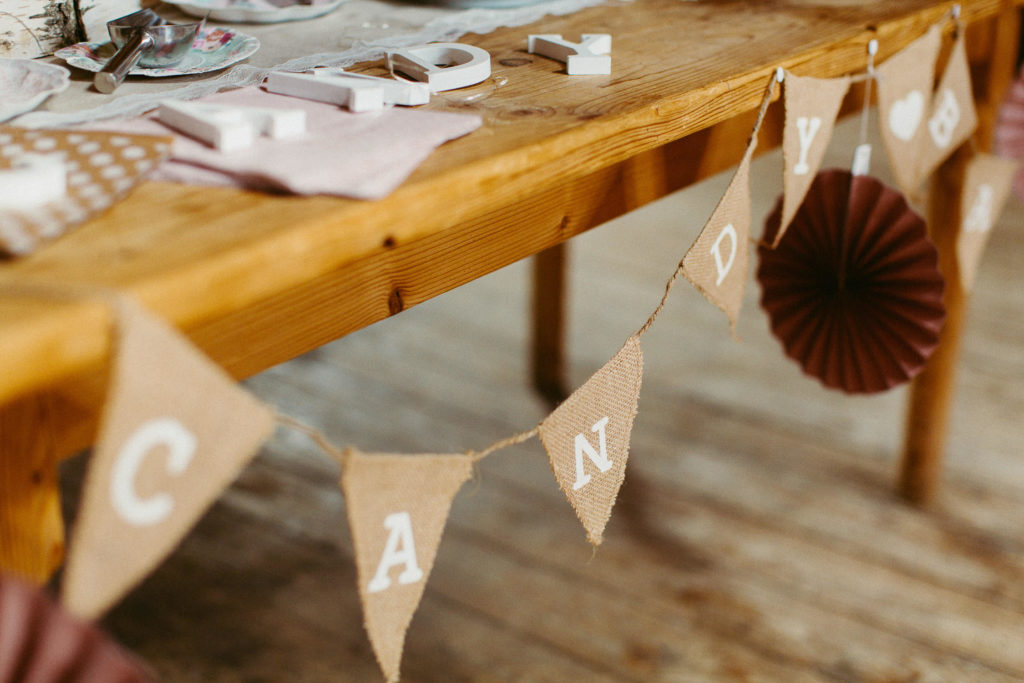 hochzeitsfotograf-kerim-kivrak-scheunenhochzeit-balzhausen-hochzeitslocation-lenderstuben-boho-destination-wedding-photographer-trauung-standesamt-hochzeitsfotoalbum-hochzeitsdeko-0060