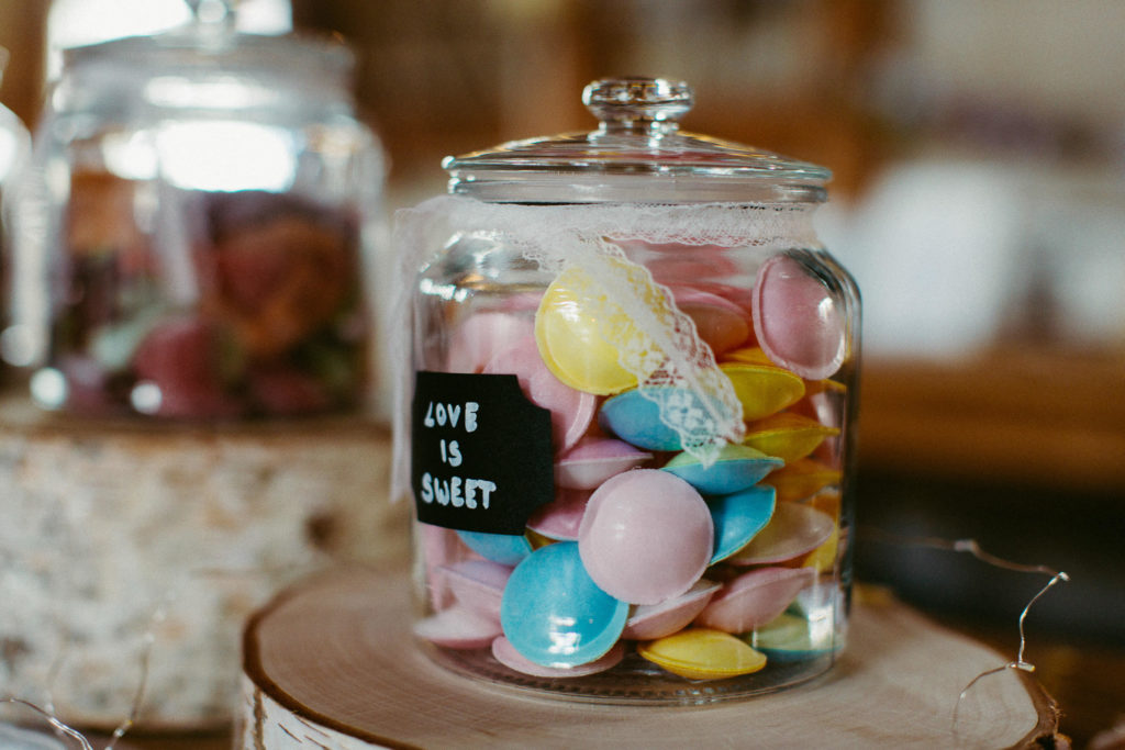 hochzeitsfotograf-kerim-kivrak-scheunenhochzeit-balzhausen-hochzeitslocation-lenderstuben-boho-destination-wedding-photographer-trauung-standesamt-hochzeitsfotoalbum-hochzeitsdeko-0062