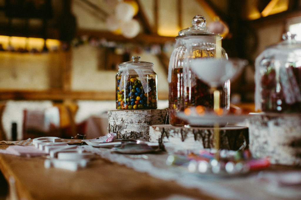 hochzeitsfotograf-kerim-kivrak-scheunenhochzeit-balzhausen-hochzeitslocation-lenderstuben-boho-destination-wedding-photographer-trauung-standesamt-hochzeitsfotoalbum-hochzeitsdeko-0063