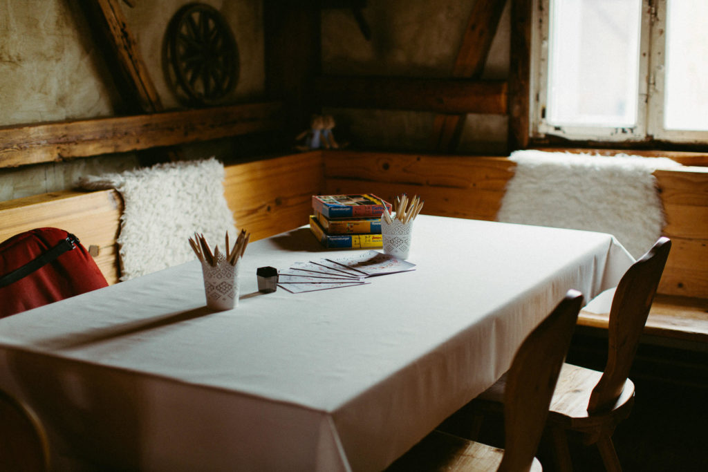 hochzeitsfotograf-kerim-kivrak-scheunenhochzeit-balzhausen-hochzeitslocation-lenderstuben-boho-destination-wedding-photographer-trauung-standesamt-hochzeitsfotoalbum-hochzeitsdeko-0064