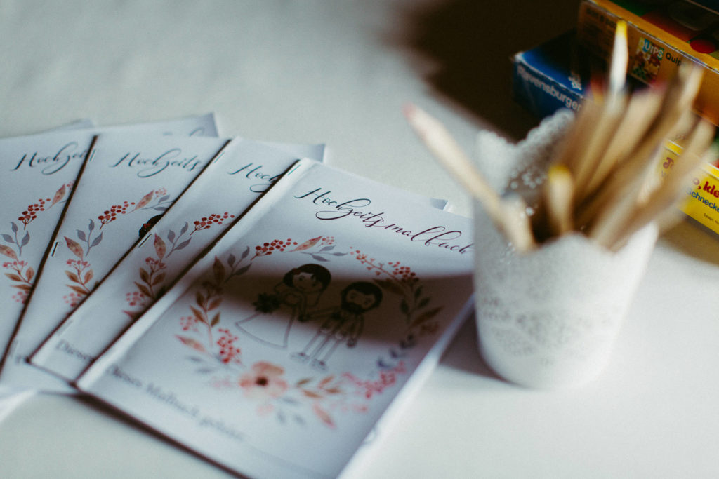 hochzeitsfotograf-kerim-kivrak-scheunenhochzeit-balzhausen-hochzeitslocation-lenderstuben-boho-destination-wedding-photographer-trauung-standesamt-hochzeitsfotoalbum-hochzeitsdeko-0065